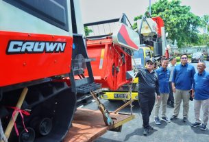 Gubernur Arinal Djunaidi Menerima Kendaraan Combine Harvester dan Mobil Ambulan VIP dari PT. Bukit Asam