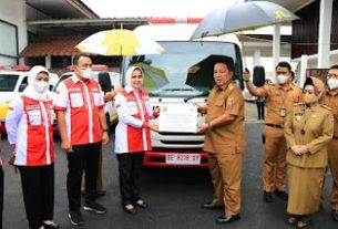 Gubernur Arinal Djunaidi Serahkan Bantuan Mobil Ambulan Jenazah Kepada PMI Provinsi Lampung*
