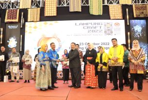 Gubernur Lampung Didampingi Ketua Dernasda Provinsi Lampung Resmi Menutup Lampung Craft 2022, Nilai Transaksi Mencapai 1,6 Milyar Lebih