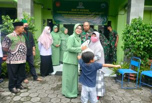 HUT TNI ke 77 Tahun "TNI Adalah Kita" Koramil 06 Kartasura Dan Baznaz Kartasura Bagikan Paket Sembako Kepada Warga