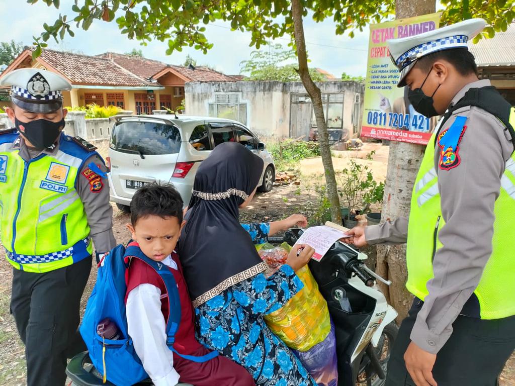 Hari ke-8 Ops Zebra 2022, Personel Satlantas Polres Tubaba Berikan Puluhan Tilang Teguran ke Pelanggar.