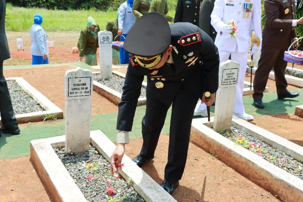 Jelang HUT TNI ke 77, Kapolres Lampung Utara Hadiri Ziarah Makam Pahlawan