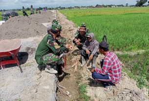 Jalin Kedekatan TNI-Rakyat Anggota Satgas TMMD Sengkuyung intensifkan Komsos dengan Warga