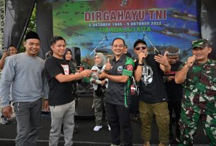 Jamrud sukses hibur masyarakat Sukoharjo di Konser Kerakyatan HUT TNI Ke 77 Kodim 0726/Sukoharjo.