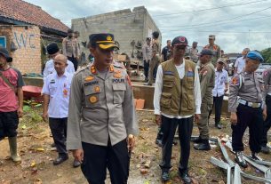 Kapolres Lampung Utara bersama Satgas Tanggap Bencana Sambangi Warga Korban Angin Puting Beliung
