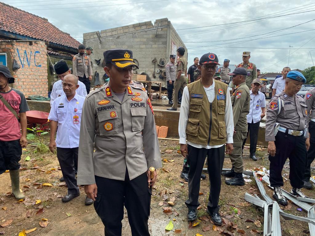 Kapolres Lampung Utara bersama Satgas Tanggap Bencana Sambangi Warga Korban Angin Puting Beliung