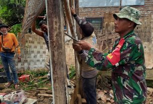 Kepedulian Babinsa Ikut Gotong Royong Perbaikan Rumah Warga Binaan