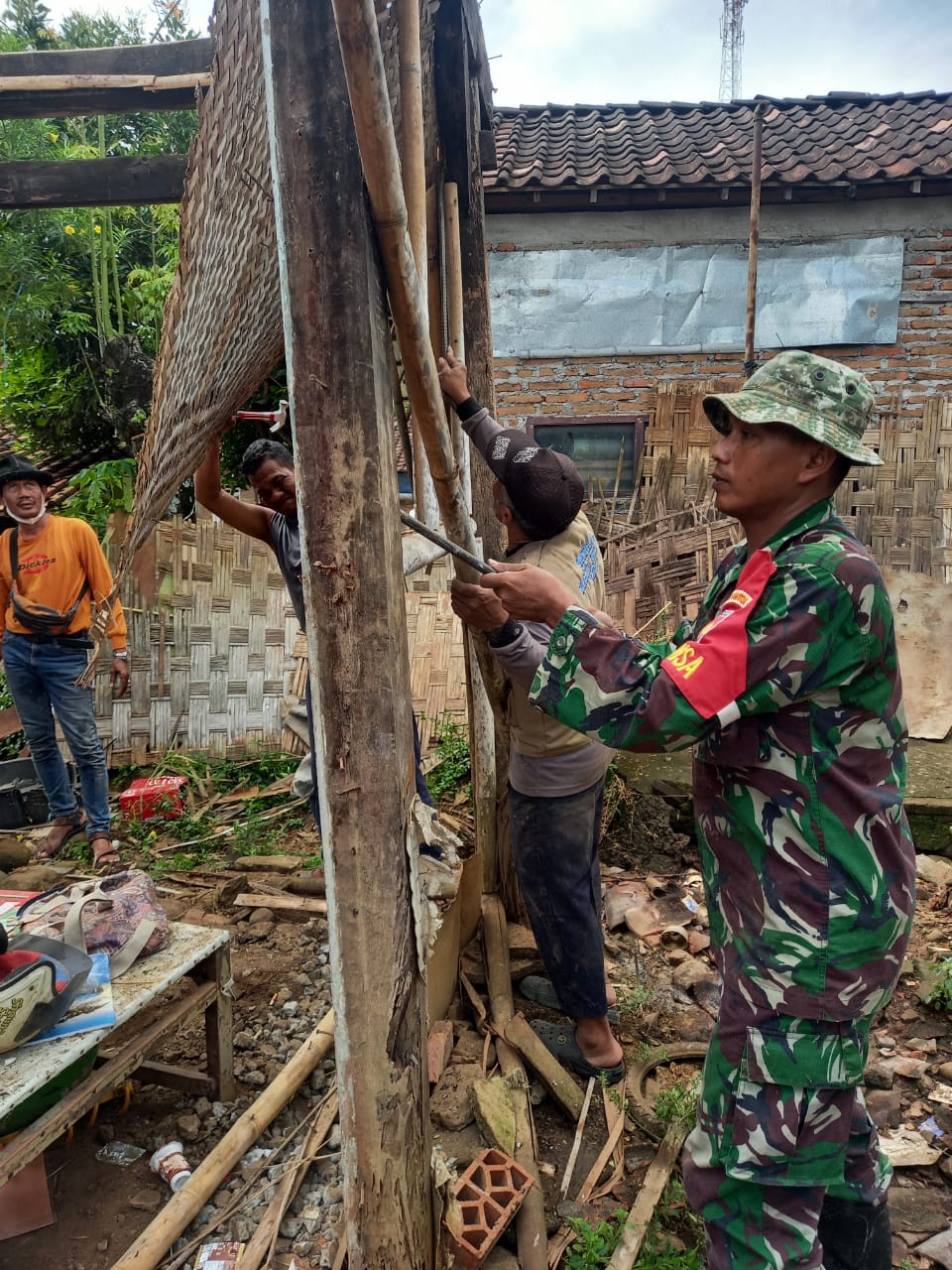 Kepedulian Babinsa Ikut Gotong Royong Perbaikan Rumah Warga Binaan