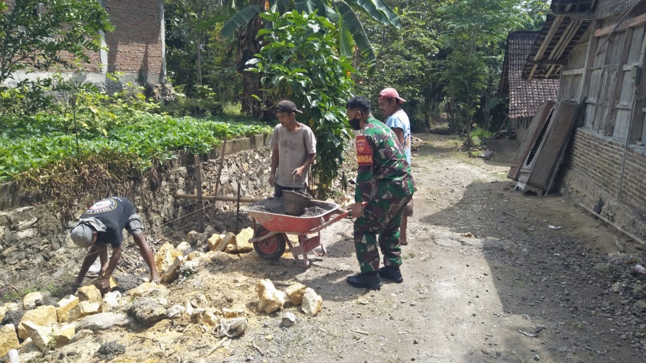 Kerja Bakti Pembuatan Talud Jalan Bentuk Kedekatan Babinsa Dengan warga Binaan