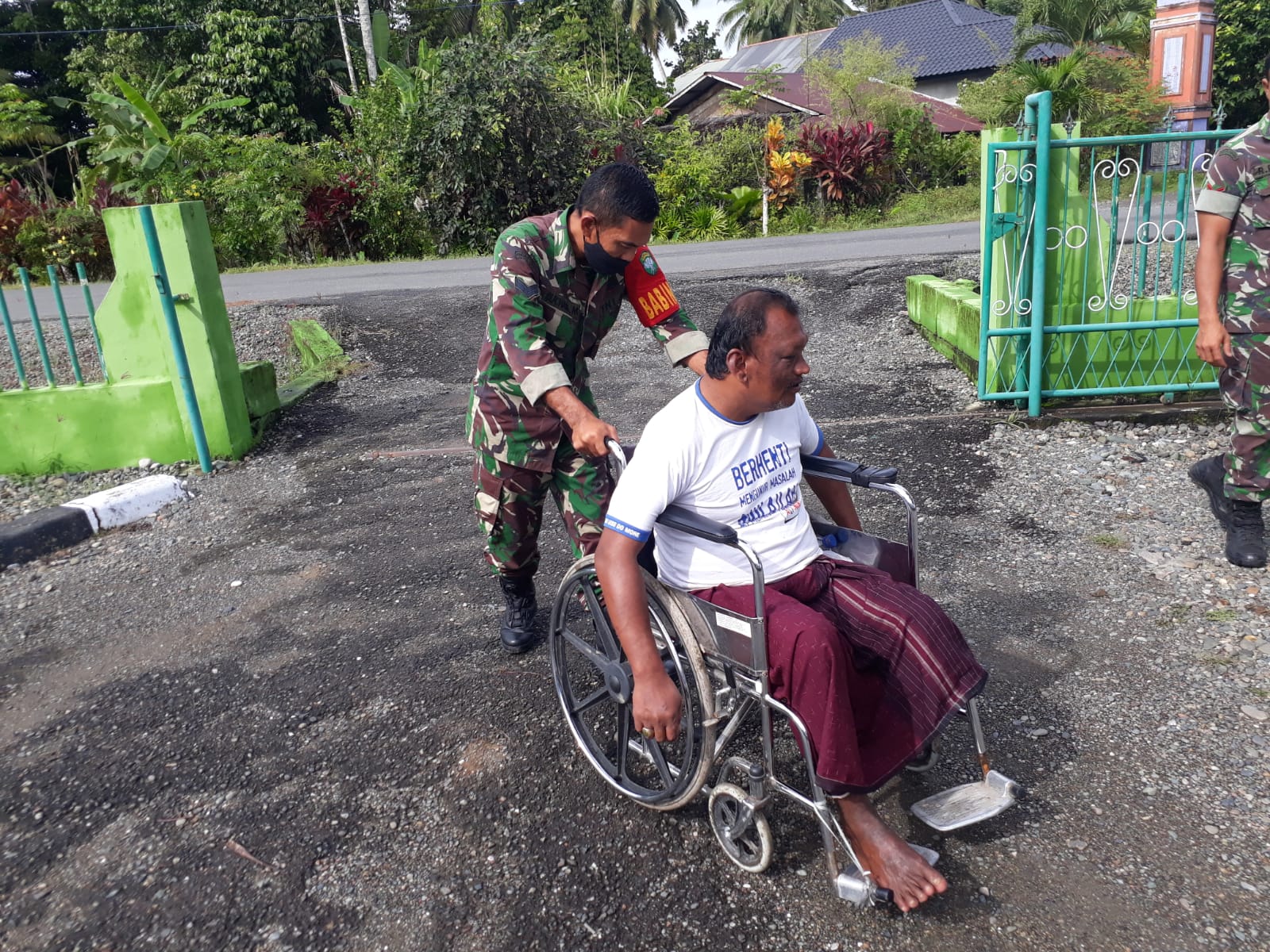 Kodrat Sesama Insan Hamba Allah Untuk Saling Membantu Dibuktikan Oleh Babinsa Koramil 09/SM Dengan Mendorong Kursi Roda Warga Cacat