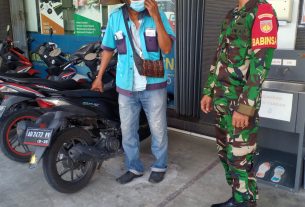 Komsos Dengan Juru Parkir, Serka Sanyoto Himbau Prokes Dan Jaga Semua Kendaraan Yang Terparkir Dengan Baik