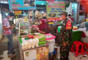 Komsos Dengan Pedagang Pasar Tradisional Babinsa Sudiroprajan Sisipkan Pesan Prokes