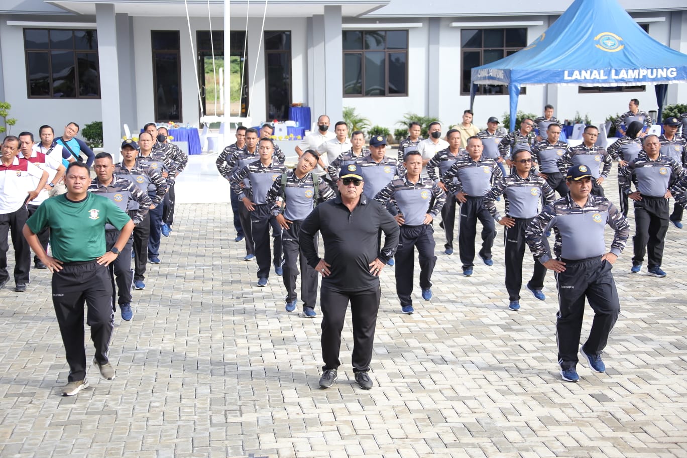 Kuatkan Rasa Kebersamaan, Gubernur Arinal dan Danlanal Kolonel Laut (P) Zul Fahmi Olahraga Bersama di Mako Lanal Caligi