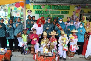 Kunjungi Desa Model Konvergensi Penanganan dan Pencegahan Stunting di Kota Metro, TP PKK Provinsi Lampung Lakukan Pembinaan dan Serahkan Bantuan