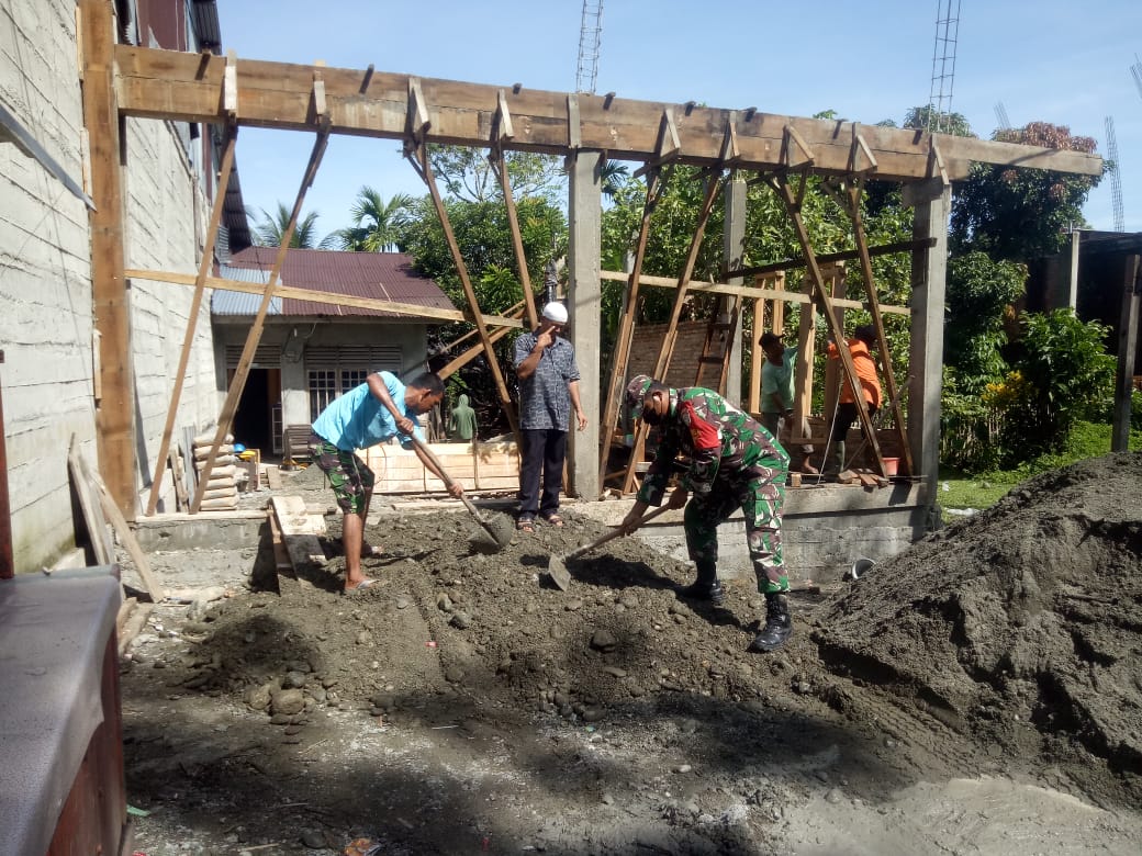 Cucuran Keringat Babinsa Posramil 05/PC Membuat Rumah Warga Semakin Kokoh Dan Mempercepat Proses Pembangunan