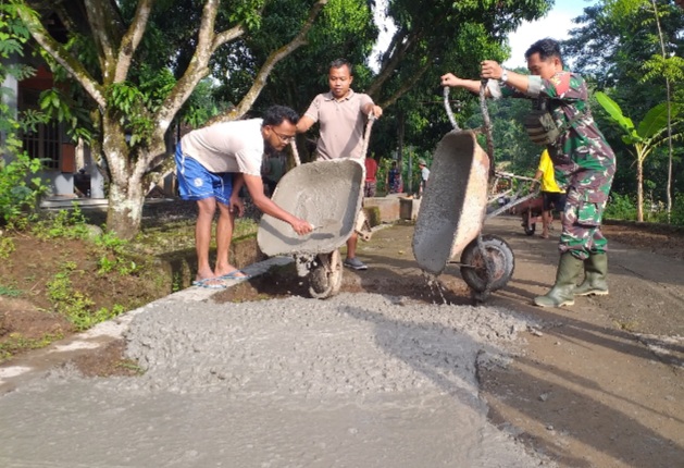 Menjadi Pelopor Warga Binaan, Babinsa Sambi Bantu Pengecoran Jalan