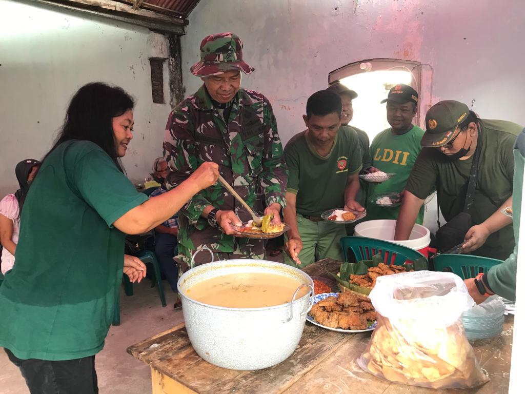 Nikmati Makan Siang Bersama Di Lokasi KBD Tahap III, Cermin Kemanunggalan Dan Keakraban TNI Dan Rakyat