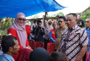 Orang Nomor Satu Di Lampung Selatan Berikan Bantuan Bedah Rumah Untuk Slamet Warga Palas