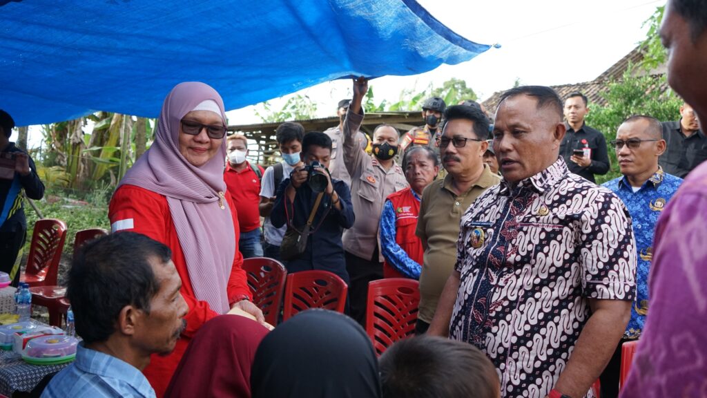 Orang Nomor Satu Di Lampung Selatan Berikan Bantuan Bedah Rumah Untuk Slamet Warga Palas