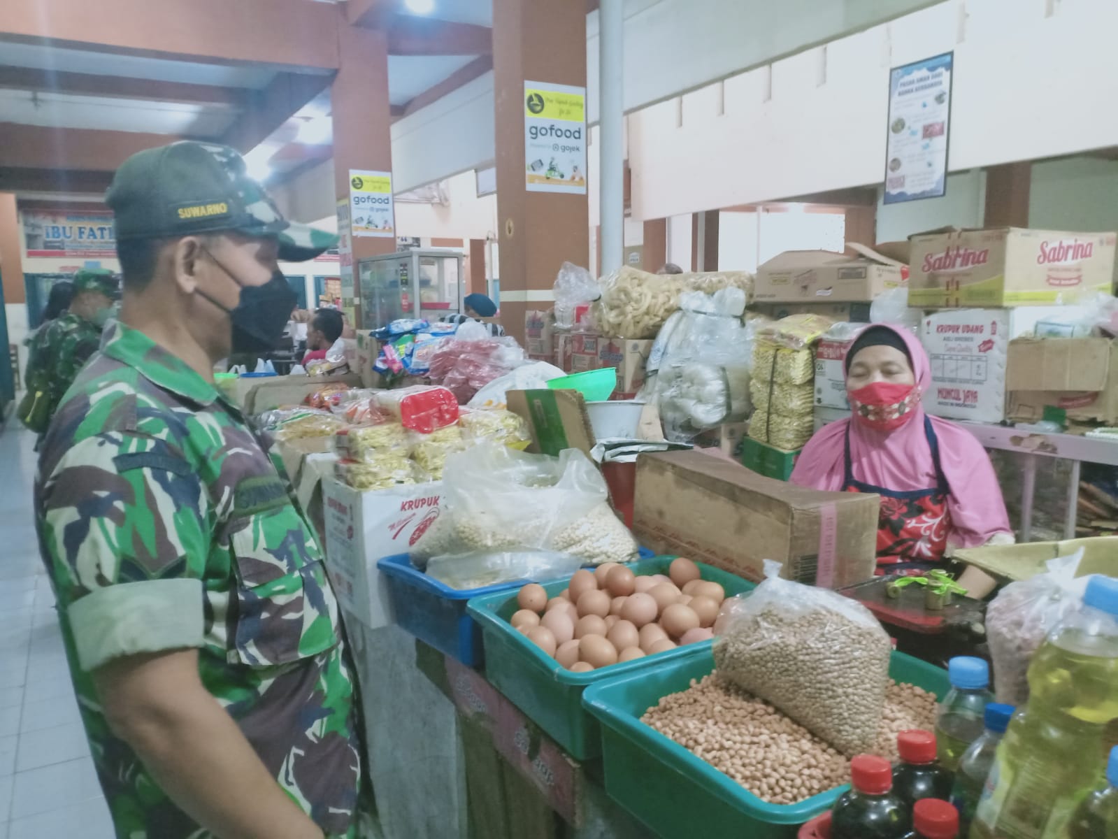 Pasar Tradisional Gading Menjadi Sasaran Penerapan Prokes Oleh Babinsa Kelurahan Pasar Kliwon