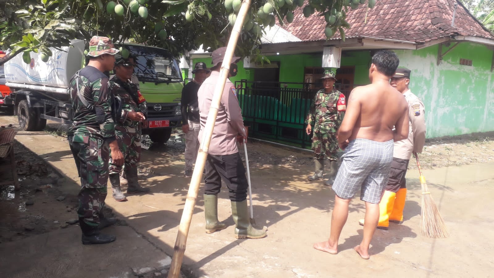 Pasca Banjir, Danramil Kemusu Pimpin Anggota nya Bantu Bersihkan Rumah