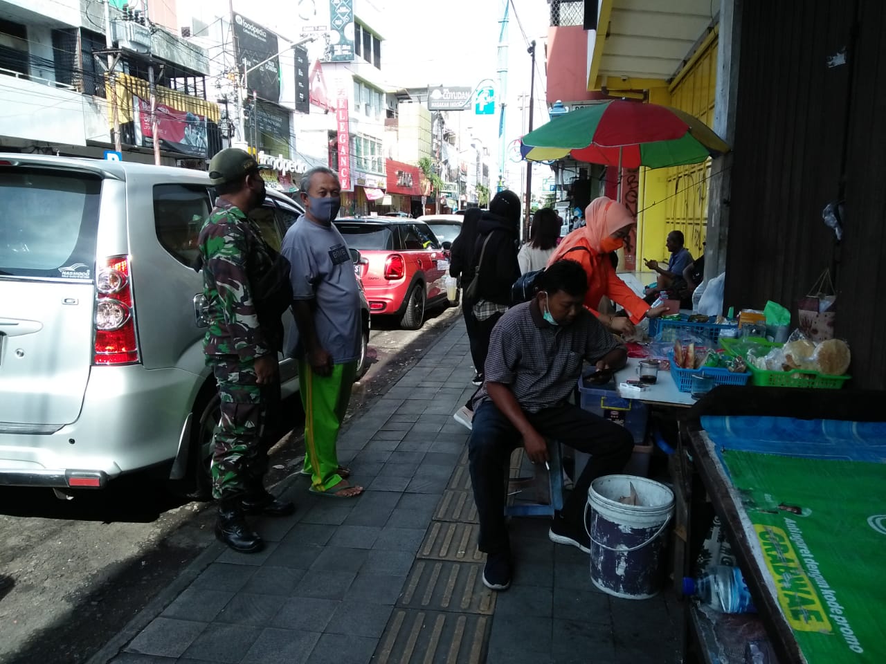 Pedagang Kaki Lima Jadi Sasaran Komsos Babinsa Jayengan