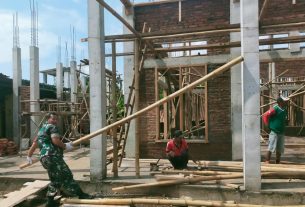 Peduli Sarana Ibadah, Babinsa Gotong Royong Pembangunan Masjid Al Muttaqin