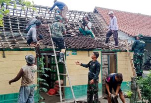 Peduli, Satgas TMMD 115 Kodim Bojonegoro bantu Perbaiki Rumah Warga