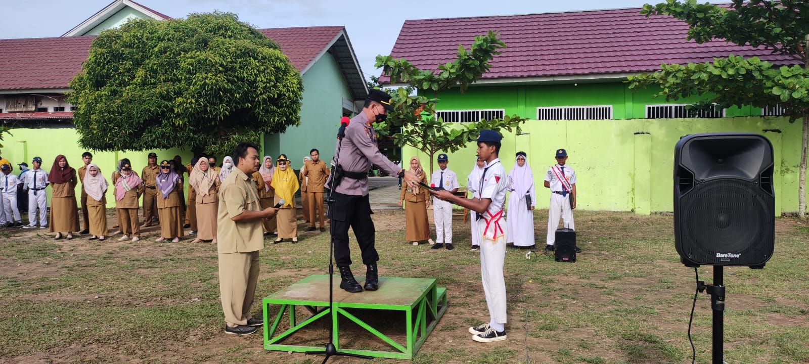 Peduli Terhadap Pelajar, Kasat Binmas Polres Tubaba Jadi Pembina Upacara di SMPN 2 Tulang Bawang Barat.