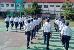 Pengurus OSIS SMPN 2 Sukoharjo diberikan pembekalan Wasbang dan PBB anggota Koramil 01 Sukoharjo