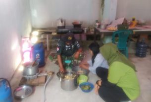 Peran Ibu-Ibu PKK Di Dapur Umum Tak Mau Kalah Semangatnya Dengan Personil KBD Di Wilayah Tegalharjo