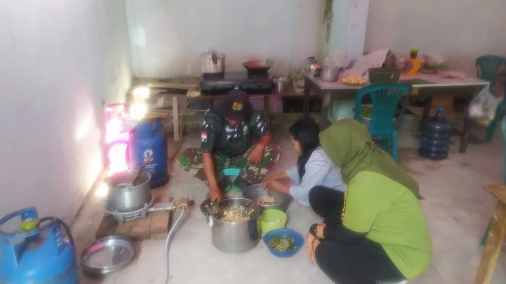 Peran Ibu-Ibu PKK Di Dapur Umum Tak Mau Kalah Semangatnya Dengan Personil KBD Di Wilayah Tegalharjo