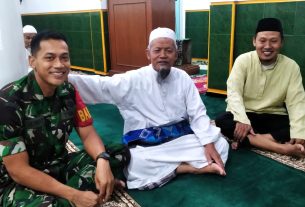 Pererat Silaturahmi & Dekat dengan Warganya Babinsa Joyotakan Sholat Jumat di Masjid Darul Falah.