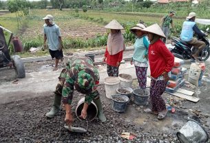 Permudah Hasil Pertanian, Babinsa Bantu Warga Rabat Jalan Pertanian