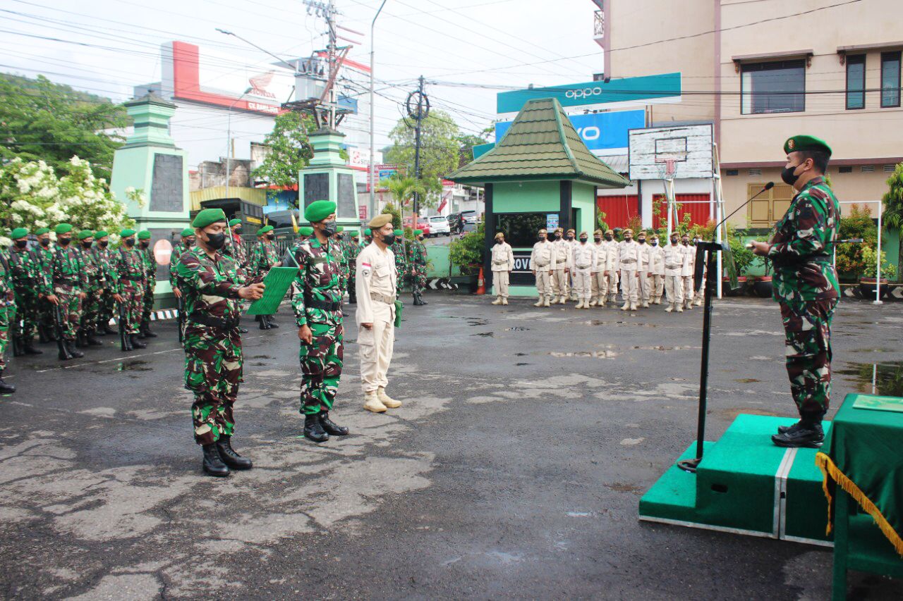 Pimpin Upacara Bendera, Letkol Inf Deny Bacakan Amanat Panglima TNI Didepan Anggota Dan PNS