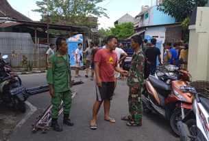 Pos Ronda Jadikan Tempat Komsosnya Sertu Harnawan dengan Karang Taruna