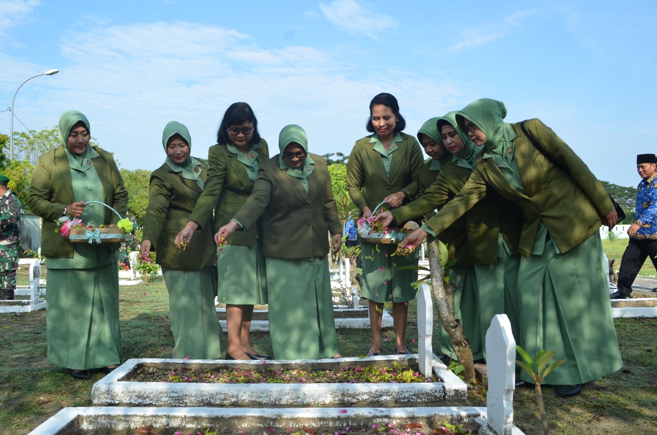 Rangkaian HUT TNI ke- 77, Kodim Bojonegoro Ziarah ke Makam Pahlawan