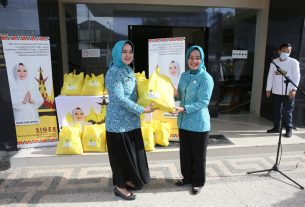 Riana Sari Arinal Terima Bantuan Bakti Sosial dari Para Dermawan yang Diserahkan oleh LKKS Provinsi Lampung