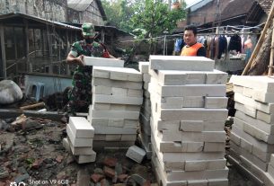 Ringankan Beban Warga, Babinsa Bantu Bangun Rumah Dengan Gotong royong