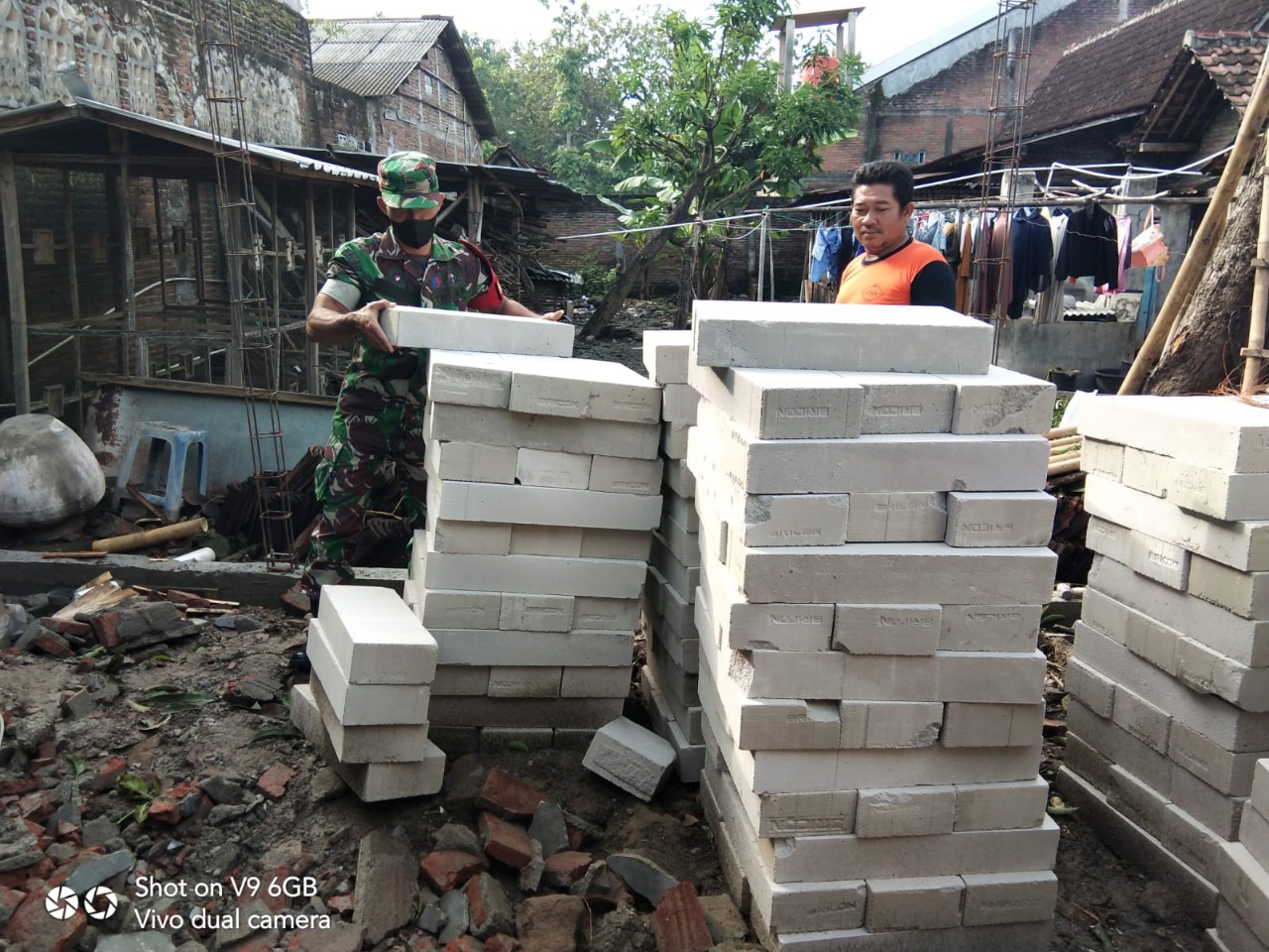 Ringankan Beban Warga, Babinsa Bantu Bangun Rumah Dengan Gotong royong