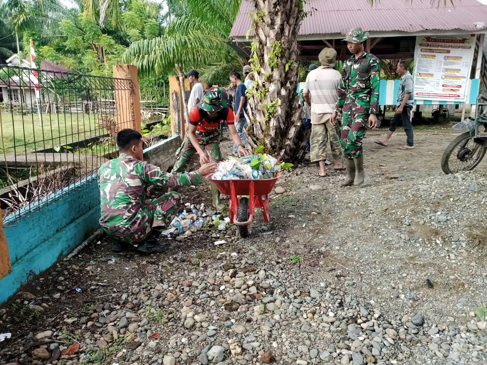 Satgas TMMD Ke - 115 Kodim 0105/Abar Berbaur Dengan Masyarakat Menyiapkan Tempat Acara Kenduri Maulid