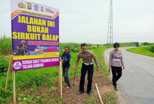 Satlantas Polres Tulang Bawang Pasang 8 Unit Benner Imbauan di Lokasi Rawan Kecelakaan