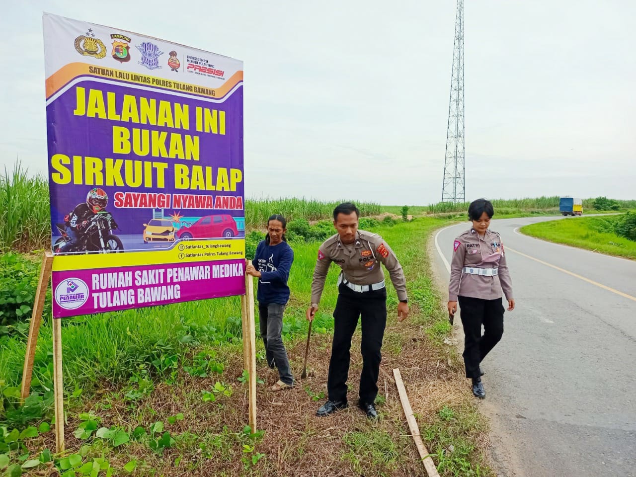 Satlantas Polres Tulang Bawang Pasang 8 Unit Benner Imbauan di Lokasi Rawan Kecelakaan