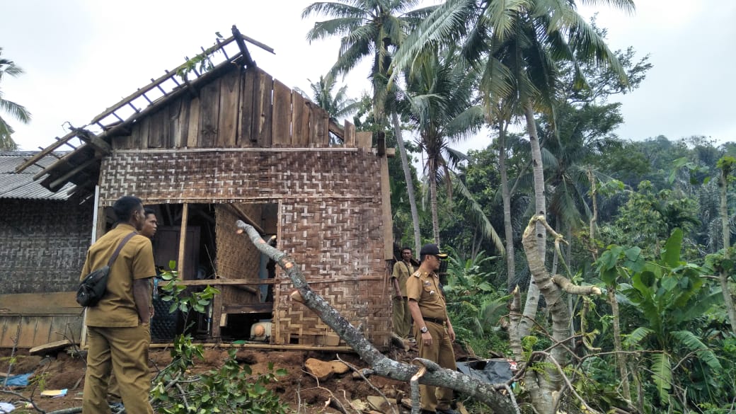 Sejumlah rumah warga di Lampura mengalami rusak parah diterpa angin puting beliung