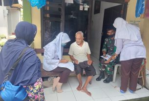 Sertu Harnawan Dampingi Pengecekan Kesehatan Di Wilayah Binaan