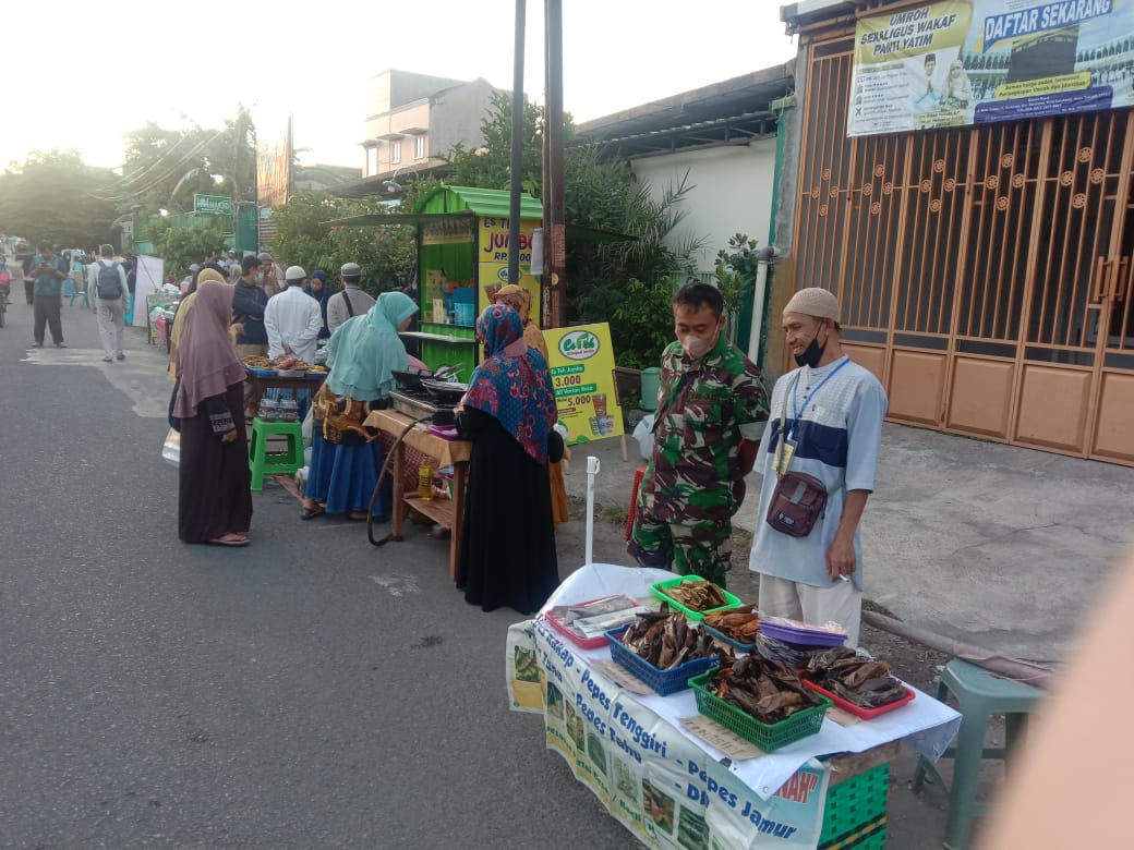 Sertu Suwarno Kelurahan Amankan & Monitoring Pasar Umat