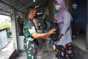 Susuri Lorong Sempit, Dandim 0735/Surakarta Bagikan Sembako Kepada Masyarakat Kurang Mampu Dan Orang Tua Jompo