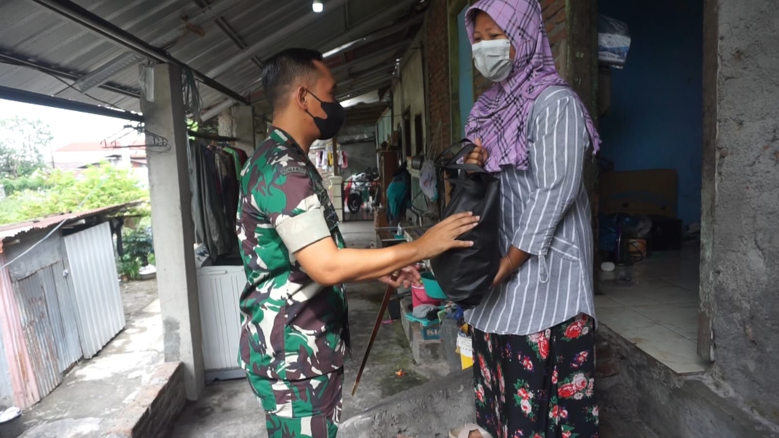 Susuri Lorong Sempit, Dandim 0735/Surakarta Bagikan Sembako Kepada Masyarakat Kurang Mampu Dan Orang Tua Jompo