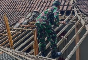 TNI Manunggal Rakyat, Babinsa Bantu Rehab Rumah