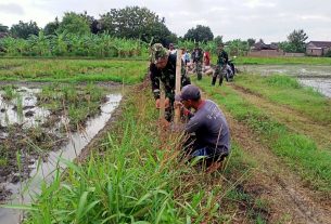 TNI dan Warga Kompak pasang Bowplank dan gali pondasi untuk Talud Pra TMMD Sengkuyung III Kodim 0726/Sukoharjo